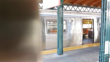 New York metro treni, metropolitan vagonun içinde. Birleşik Devletler metro taşımacılığı, NYC yolcu taşımacılığı, halk yeraltı tren yolu. Demiryolu trafiği. Açık hava istasyonunun boş platformu.