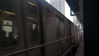 New York metro istasyonu. Metropolitan platformunda metro treni, Birleşik Devletler toplu taşımacılığı. Queens 'teki Court Square demiryolu hattında yükseltilmiş. New York yolcusu tren yolu trafiği, Long Island City