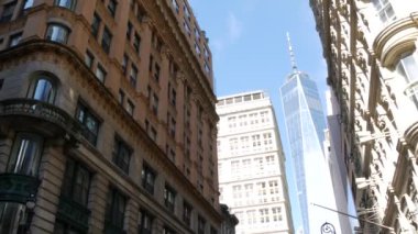New York City Aşağı Manhattan, Downtown Finans Bölgesi mimarisi, Birleşik Devletler. Bir Dünya Ticaret Merkezi gökdelen binası, Fulton Caddesi, ABD. Amerikan şehir manzarası. New York 'taki WTC Özgürlük Kulesi.