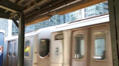 New York metro istasyonu. Metropolitan platformunda metro treni, Birleşik Devletler toplu taşımacılığı. Queens 'teki Queensboro Plaza demiryolu hattında. New York yolcusu tren yolu trafiği, Long Island.