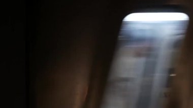 New York metro istasyonu, yeraltı metro platformu işareti. Metro treni, yolcu taşımacılığı, duvar fayansları. Broşür, Broadway. New York şehir merkezi, Manhattan trafiği. Birleşik Devletler