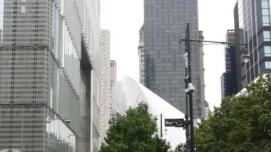 New York City Aşağı Manhattan Finansal Bölge sokak mimarisi, Birleşik Devletler. Bir Dünya Ticaret Merkezi gökdelen binası, ABD. Amerikan şehir parkı. Özgürlük Kulesi 'nin yanındaki 911 Anıt Havuzları.