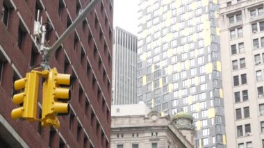 New York Şehri Su Sokağı kavşağı, sarı trafik ışığı, ulaşım yolu kavşağı, Birleşik Devletler. NYC Manhattan, şehir merkezindeki finans sektörü. Yükselen gökdelenler. Old Slip, Hanover Meydanı.