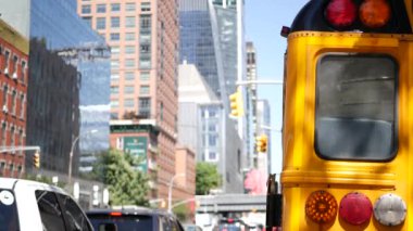 New York Manhattan caddesinde sarı okul otobüsü, yoğun şehir yolunda okul otobüsü kamyonu. Çocuk eğitim ve ulaşım, ABD. Amerikan okul servisi trafik sıkışıklığında, Chelsea Bulvarı 10 numara, ABD.