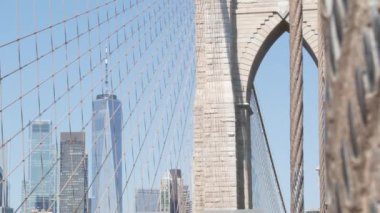 Brooklyn Köprüsü 'nden Manhattan' a, kablolar ve mavi gökyüzü. New York City silueti, finans bölgesi şehir manzarası. Dünya Ticaret Merkezi, ABD seyahat merkezi. Amerika Birleşik Devletleri Mimarisi.