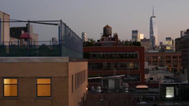 New York City Manhattan şehir merkezi siluet şehir manzarası. Chelsea, Midtown 'dan mali bölge çatı manzarası. Binanın çatıları. Kentsel mimari, Birleşik Devletler. Dünya Ticaret Merkezi ve Su Kulesi Tankı.