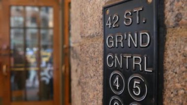 New York metro tabelası, Grand Central Terminali metro istasyonu. GCT metropolitan girişi, yolcu taşımacılığı çıkışı. Demiryolu, Birleşik Devletler demiryolu. Manhattan şehir merkezi, 42. Cadde.