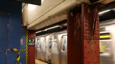 New York metro istasyonu içi, kapalı yeraltı metro platformu. Metro treni, Amerikan demiryolu yolcusu toplu taşıma, Manhattan demiryolu taşımacılığı, NYC trafiği, ABD