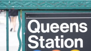 New York metro tabelası, Queens metro istasyonu. Metropolitan giriş çiti, toplu taşıma çıkışı. Long Island City Caddesi, New York Birleşik Devletleri. Tabeladaki seyir metni. Yayalar.