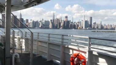 Feribottan New York City silueti. Manhattan şehir merkezinde, feribottan yükselen gökdelenler. Doğu nehri kıyısı manzarası, ABD mimarisi. Empire State, Chrysler Binası. Kamu güvenliği can simidi.
