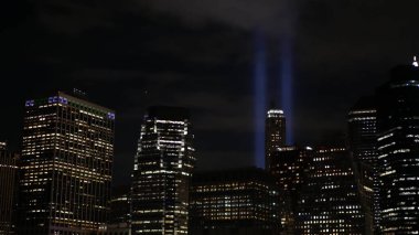 11 Eylül Anma Günü 'nde Manhattan, Light' tan Doğu Nehri 'ne övgü. Feribottan New York 'a. Dünya Ticaret Merkezi. 11 Eylül Anıtı. Amerika Birleşik Devletleri 'nin gökyüzünde iki kiriş