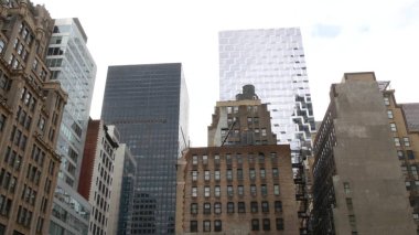 New York City Manhattan Midtown binası mimarisi, ABD 'de şehir sokağı. Apartmanlı evler, 5. Cadde 'de emlak mülkleri, ABD' de emlak. Su kulesi tankı.