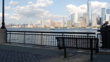 New York City rıhtımı, Manhattan şehir merkezi finans bölgesi, Dünya Ticaret Merkezi binası, nehir manzaralı gökdelenler. Paulus Hook, New Jersey 'den. Birleşik Devletler mimarisi. Hudson Nehri.