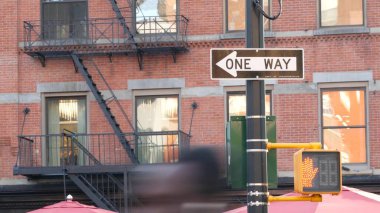 New York caddesi kavşağı, sarı trafik ışığı, tek yönlü ulaşım yolu kavşağı, Birleşik Devletler. Konut mimarisi. Kırmızı tuğla, kahverengi taş. Gayrimenkul. Tek yönlü ok işareti
