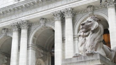 New York, Manhattan şehir merkezi Bryant Parkı. Halk kütüphanesi mimarisi, 42 sokak ve 5. Cadde köşesi, Birleşik Devletler. Amerika 'da NYC' nin simgesi. Dış görünüş ve aslan heykeli