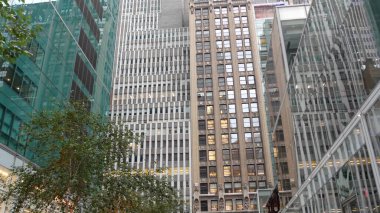 New York City Manhattan Midtown binası mimarisi, ABD 'de şehir sokağı. Broadway ve Bryant Park yakınlarındaki 42. Cadde 'de evleri olan evler, ABD' deki emlak mülkleri. Gerçeklik