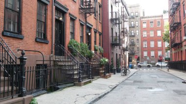 New York City mimarisi. Şehir dışındaki konutlar. ABD 'de gayrimenkul. Genel kırmızı tuğla cephesi. Greenwich Village Gay Caddesi. Yangın merdiveni. Dur, tek yön işareti..