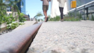 New York City High Line Greenway 'i yükseltti, Manhattan Midtown, ABD. Şehir parkındaki insanlar. Bahçedeki yeşillikte gezinti. Amerikan sokak hayatı, Hudson Yards yakınlarında Chelsea Highline. Demiryolu rayları.