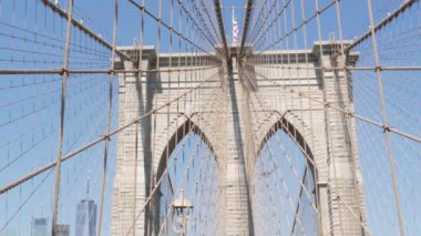 Brooklyn Köprüsü 'nden Manhattan' a, kablolar ve mavi gökyüzü. New York 'un simgesel sembolü, ABD' nin seyahat hedefi. Amerika Birleşik Devletleri 'nin mimarisi, turist simgesi. Ünlü kablolu yayın köprüsü.