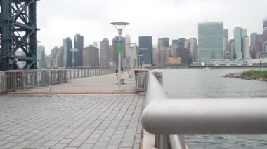 New York şehri kıyısı silueti, Manhattan şehir merkezi binaları, nehir kıyısındaki gökdelenler, doğu nehri suyu. Liman kenti manzarası, Gantry Plaza iskelesi, Long Island, Queens. Birleşik Devletler mimarisi.