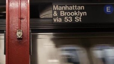 New York metro istasyonu içi, yeraltı metro platformu tabelası. Metro treni, demiryolu yolcusu toplu taşıma, Birleşik Devletler. Mesaj panosu, Manhattan, Brooklyn. Court Meydanı, NYC.