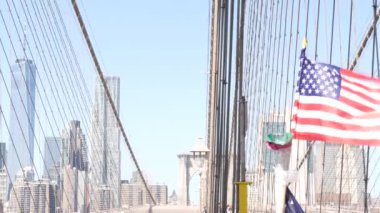 Brooklyn Köprüsü 'nde bayrak, Manhattan şehir merkezi, New York City silueti, finans bölgesi şehir manzarası. Dünya Ticaret Merkezi gökdeleni. Amerika Birleşik Devletleri bağımsızlığın vatansever sembolü. Köprü kablosu