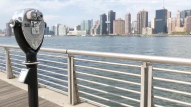 New York şehri kıyısı silueti, Manhattan şehir merkezi binaları, nehir kıyısındaki gökdelenler, doğu nehri suyu. Rıhtım manzarası, kule manzarası, Gantry Plaza. Long Island, Queens 'te. ABD Turizmi.