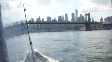 Feribot ile New York City şehir merkezinin silueti. Manhattan ve Brooklyn köprüsü. Feribottan Dünya Ticaret Merkezi gökdelenine. Doğu nehri kıyısı manzarası, nehir kenarındaki binalar, ABD.