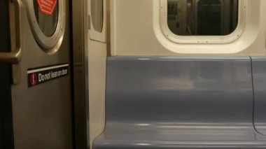 New York metro treni, metropolitan vagonun içinde. Birleşik Devletler metro taşımacılığı, NYC yolcu taşımacılığı, halk yeraltı tren yolu. Demiryolu trafiği. İçerideki araç, içerideki kulübe..