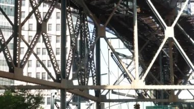 New York metrosu, metropol köprüsü, caddenin üstündeki metro yolu. Demiryolu taşımacılığı. Eski demiryolu hattı. Queens Plaza toplu taşıma. Queensboro, Long Island City, ABD