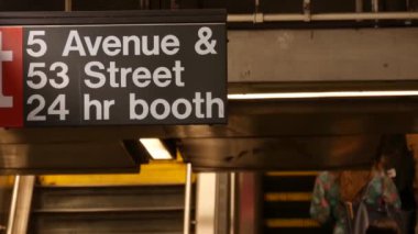 New York metro istasyonu içi, 5 bulvar işareti. Manhattan yeraltı metropolü. Birleşik Devletler metro nakliye navigasyonu. Bilgi levhası NYC kamu yolcu tren yolu. Millet, yürüyen merdiven..