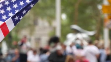 New York City Suçlama Boğa, Wall Street Borsa sembolü ABD. Aşağı Manhattan Merkez Finans Bölgesi, Birleşik Devletler. Broadway caddesinde Amerikan Bayrağı. Odaklanamayan turistler. Yer imi.