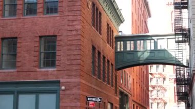 New York City Staple Caddesi, Skybridge. Antika endüstriyel mimari, kırmızı tuğla bina. Amerika 'nın tarihi fıçısı Manhattan' daki gökyüzü köprüsünü yükseltti. Yangın merdiveni.