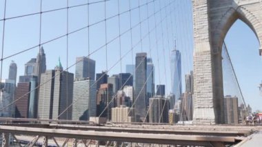 Brooklyn Köprüsü 'nden Manhattan' a, kablolar ve mavi gökyüzü. New York City silueti, finans bölgesi şehir manzarası. Dünya Ticaret Merkezi, ABD seyahat merkezi. Amerika Birleşik Devletleri Mimarisi.
