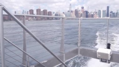 Feribottan New York City silueti. Manhattan şehir merkezinde, feribottan yükselen gökdelenler. Doğu nehri kıyısı manzarası, nehir kenarı mimarisi, ABD. Empire State, Chrysler Binası.