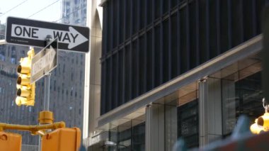 New York caddesi kavşağı, sarı trafik ışığı, tek yönlü ulaşım yolu kavşağı, Birleşik Devletler. Mimarlık. Tek yönlü ok işareti. Manhattan şehir merkezi finans sektörü.