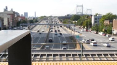 Astoria 'daki Triborough Köprüsü, Robert F. Kennedy Köprüsü, New York. Ditmars Steinway, NYC, ABD yakınlarındaki Queens 'teki metro istasyonundan gelen çoklu şerit taşıma otoyolu..