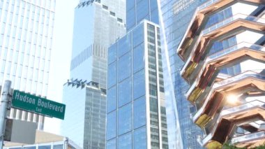 New York, Birleşik Devletler. Hudson Yards kentsel mimarisi Chelsea, Manhattan Midtown, NYC, ABD 'de. Yeni modern gökdelenler, Amerikan iş binaları ve gayrimenkul. Yol işareti.