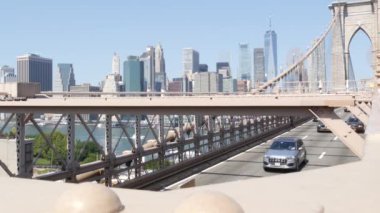 Brooklyn Köprüsü 'nde arabalar. New York City Manhattan şehir merkezi silueti, finans bölgesi şehir mimarisi. Dünya Ticaret Merkezi, Dünya Ticaret Merkezi gökdeleni. Dumbo 'ya yol trafiği ve sarı taksi. ABD 'ye Seyahat.