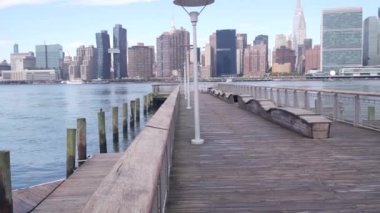 New York şehri kıyısı silueti, Manhattan şehir merkezi binaları, nehir kıyısındaki gökdelenler, doğu nehri suyu. Liman kenti manzarası, Gantry Plaza iskelesi, Long Island, Queens. Birleşik Devletler mimarisi.