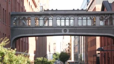 New York sokağı, Chelsea Market gökdeleni. Retro endüstriyel mimari, kırmızı tuğla bina. Amerikan tarihi yükseltilmiş gökyüzü köprüsü Manhattan tarihi simgesi, ABD. Köfteler bölgesi, High Line.