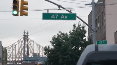 New York sokağı kavşağı, sarı trafik ışığı, ulaşım yolu kavşağı. Queens, Long Island, Hunters Point, NYC, ABD. Queensboro Köprüsü.