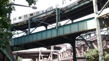 New York metrosu, metropol köprüsü, caddenin üstündeki metro yolu. Demiryolu taşımacılığı. Queensboro eski demiryolu, tren yolu. Queens toplu taşımacılığı. Long Island Şehri, Birleşik Devletler