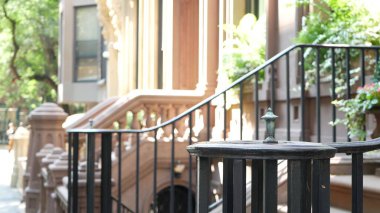 New York City konak binası, Brooklyn Heights yerleşim bölgesi, ABD. Brownstone şehir mimarisi, bağlı ev. Amerika Birleşik Devletleri emlak, Amerikan mülkü, New York 'ta apartmanlar ve evler.