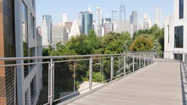 New York City Manhattan, Downtown Financial District Skyline şehir merkezi, Brooklyn Heights köprüsü, Birleşik Devletler. Şehir mimarisi, Dünya Ticaret Merkezi gökdeleni. Squibb Park Köprüsü