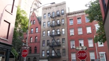 New York City mimarisi. Şehir dışındaki konutlar. ABD 'de gayrimenkul. Genel kırmızı tuğla cephesi. Greenwich Village Gay Caddesi. Yangın merdiveni. Dur, tek yön işareti..