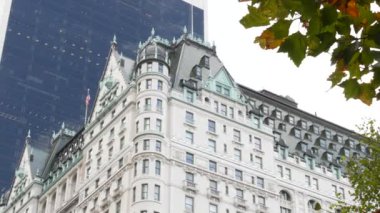 New York Şehri Manhattan Midtown. 5. Cadde 'deki Central Park, ABD. Amerika 'nın simgesi, NYC, ABD' deki şehir parkı. Grand Army Plaza, Pulitzer Plaza 'dan otel mimarisi.