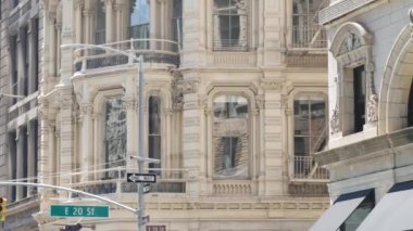 New York caddesi kavşağı. Broadway klasik bina mimarisi. New York Manhattan şehir merkezi köşesi. Ulaşım yolu kavşağı, Birleşik Devletler. Tek yönlü ok işareti.