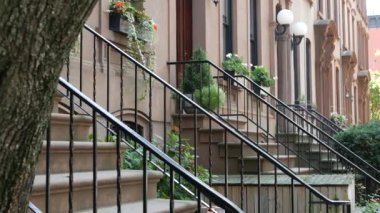 New York City konak binası, Brooklyn Heights yerleşim bölgesi, ABD. Brownstone şehir mimarisi, bağlı ev. Amerika Birleşik Devletleri emlak, Amerikan mülkü, New York 'ta apartmanlar ve evler.