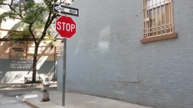 New York tek yönlü kavşak, Minetta caddesi tek yönlü ok. Manhattan Greenwich Village konut mimarisi, New York Birleşik Devletleri. Mavi tuğla duvar, pencere, kırmızı yol işareti